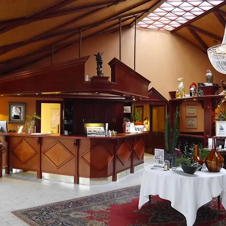 ホテル Montra Parkhotel