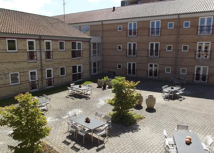 מלון Montra Parkhotel 4*